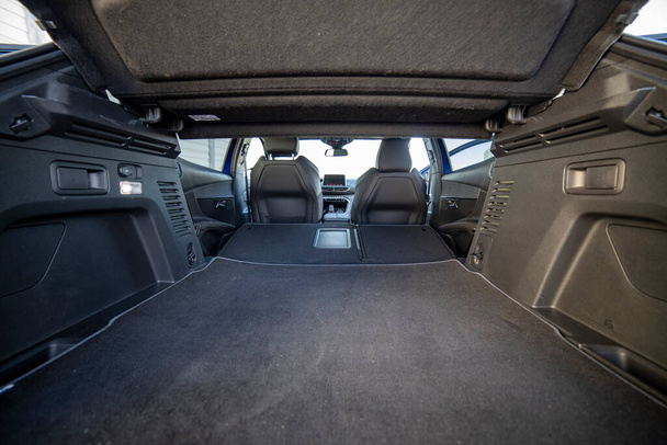 άδειο πορτ-μπαγκάζ ενός σύγχρονου αυτοκινήτου με διπλωμένα πίσω καθίσματα. μεγάλος εσωτερικός όγκος. προβολή κορμού - Φωτογραφία, εικόνα