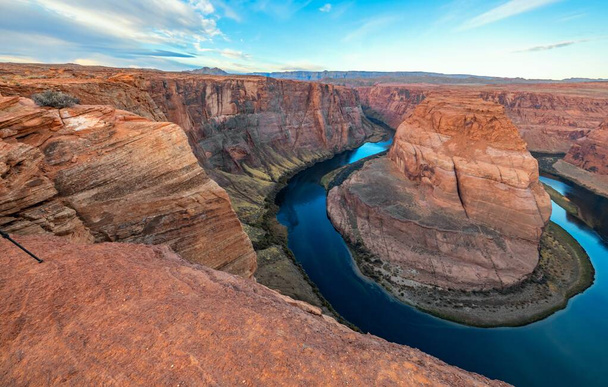 Arizona méandre fer à cheval Bend of the Colorado River, à Glen Canyon, beau paysage, photo pour une carte postale, grande carte, agence de voyage - Photo, image