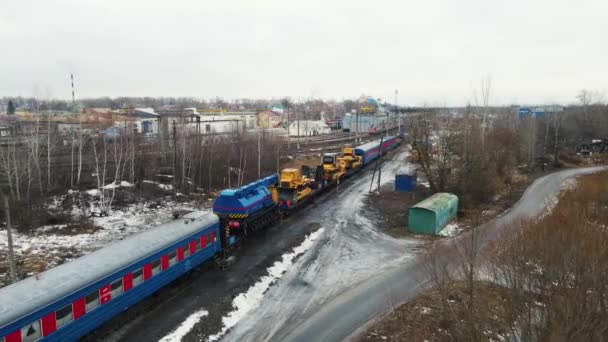 vasúti vontatójárművek sínen történő szállítása - Felvétel, videó