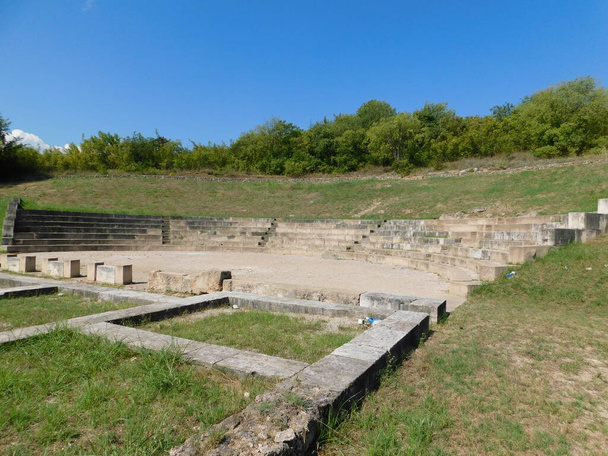 El antiguo teatro de la ciudad de Mieza, en Macedonia, Grecia, donde Aristóteles educó al joven Alejandro Magno, entre el 343 y el 340 a.C. - Foto, imagen