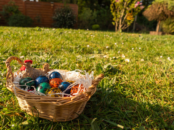 Velikonoce. Malovaná vejce v košíku na zelené trávě - Fotografie, Obrázek