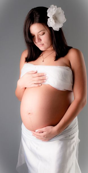 Beautiful pregnant woman staing on grey background, close up - Foto, Imagem