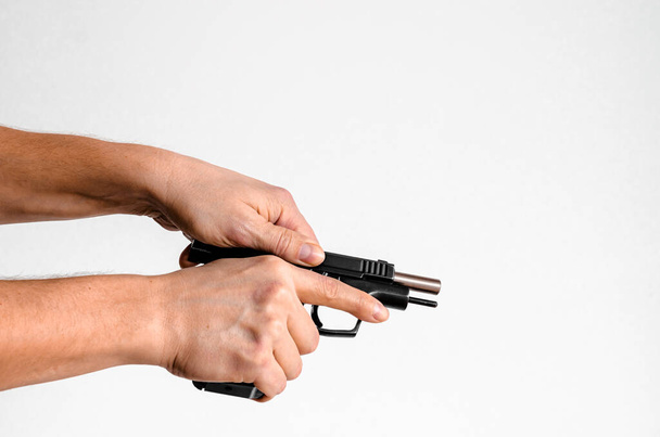 Пістолет, або Автоматичний навантажувач Коротка гармата в жіночій руці підготовка або самозаряджання
 - Фото, зображення