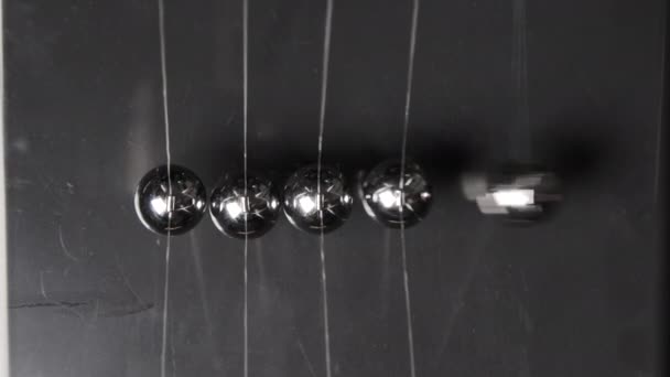 Kadın eli çekimleri çelik Newton topları, üst görünüm başladı - Video, Çekim