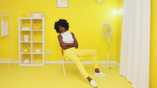 Modelo africano en habitación amarilla - Metraje, vídeo