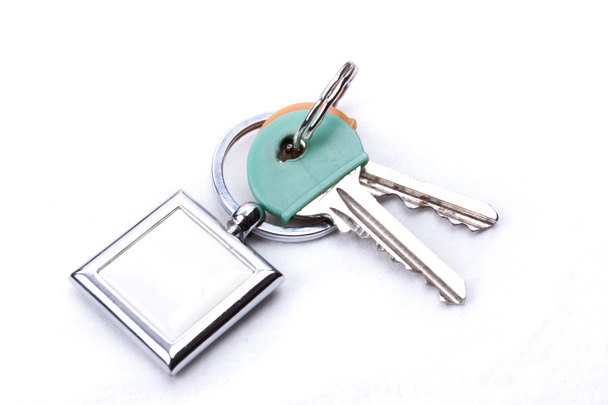 Un mazzo di chiavi con un portachiavi, isolato su uno sfondo bianco
 - Foto, immagini