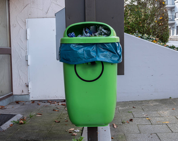 Bote de basura verde en la carretera en la ciudad - Foto, Imagen