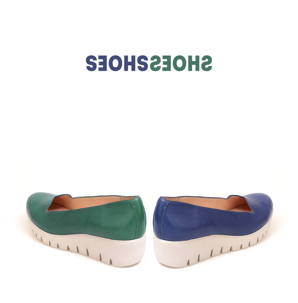 Удобные красивые синие и зеленые туфли изолированы на белом фоне - Фото, изображение