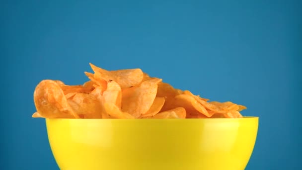 Batatas fritas na mesa de rotação, fundo azul. Lanches, fast food insalubre - Filmagem, Vídeo