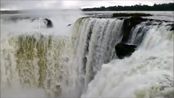 Niesamowity widok potężnego diabelskiego obszaru gardła Iguazu spada na argentyńskiej stronie, prowincja Misiones, Argentyna, Ameryka Południowa - Materiał filmowy, wideo