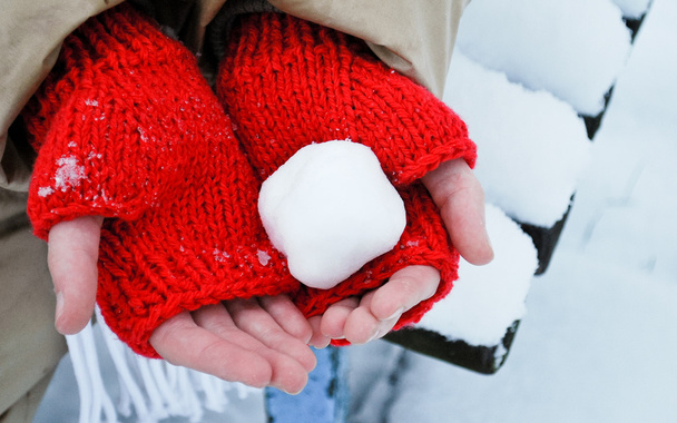 Lumipallo käsissä
 - Valokuva, kuva