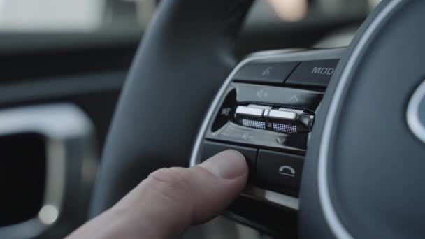Neem de telefoon op in de auto door op de knop op het stuur te drukken. Praten door de auto headset. - Video