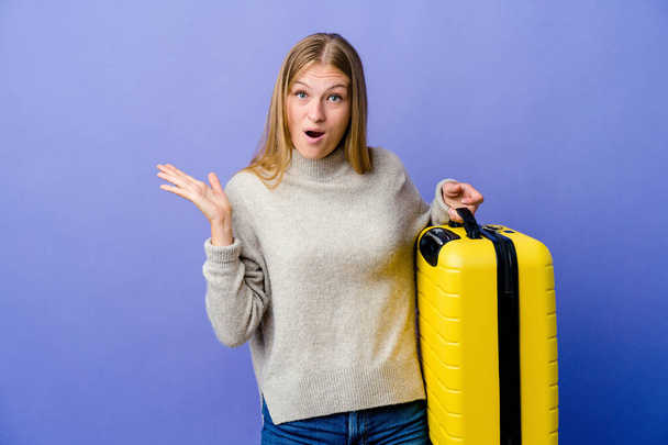 Nuori venäläinen nainen tilalla matkalaukku matkustaa yllättynyt ja järkyttynyt. - Valokuva, kuva