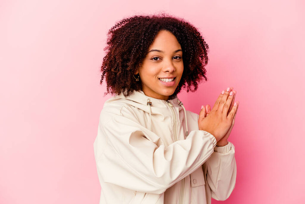 Young african american mixed race woman isolated feeling energetic and comfortable, rubbing hands confident. - Fotoğraf, Görsel