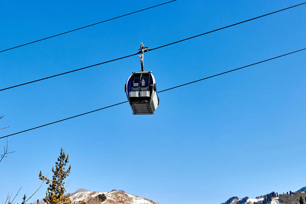 канатная дорога на горнолыжном курорте против голубых лыж - Фото, изображение