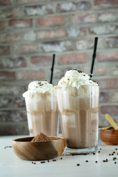 vanille en cacao milkshakes op achtergrond, close up - Foto, afbeelding