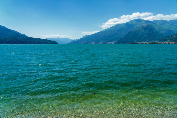 Озеро Комо, или Ларио, в Домасо, Ломбардия, Италия, летом - Фото, изображение