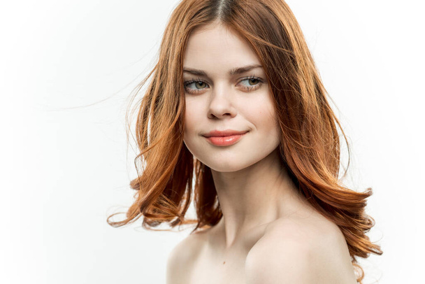 赤い髪の女性の情熱的な外観クロップドビュー裸の肩  - 写真・画像