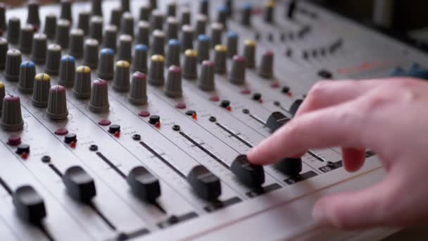 Ingegnere del suono, DJ muove i cursori con le dita sul mixer audio in Recording Studio - Filmati, video