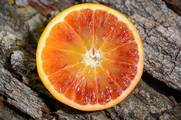 Сицилійські апельсини називаються "сангінелла", тому що вони червоні і мають кров'яний сік, дуже багатий на вітамін С, вихідний тільки з Сицилії сік здоров'я - Фото, зображення