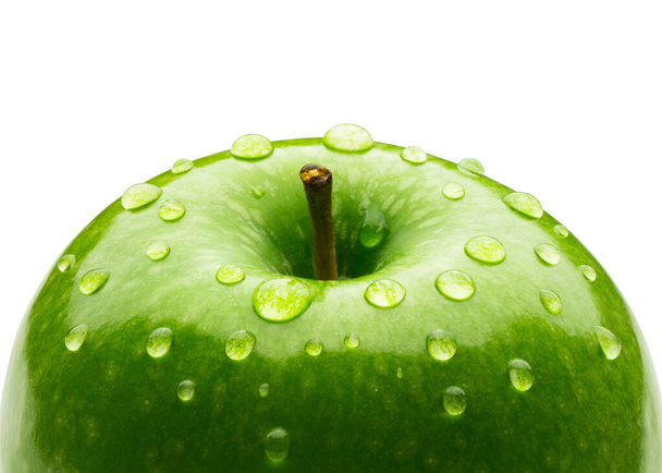 Zelené jablko s kapkami vody na bílém izolovaném pozadí. Čerstvé jablko organické babičky. Zdravé ovocné jídlo. Makro zblízka. Fotografování jídla. Dobrý pro plakát, billboard nebo pozadí. - Fotografie, Obrázek