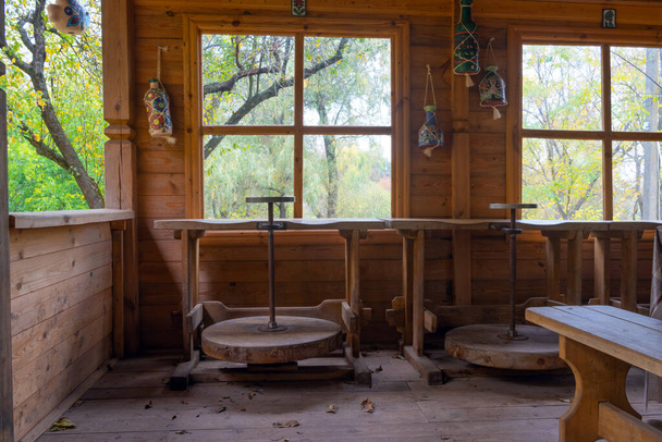 Εργαστήριο ξύλινης κεραμικής με κεραμικούς τροχούς στο Εθνικό Μουσείο-Αποθεματικό της Ουκρανικής Κεραμικής στο Oposhnya, Ουκρανία - Φωτογραφία, εικόνα