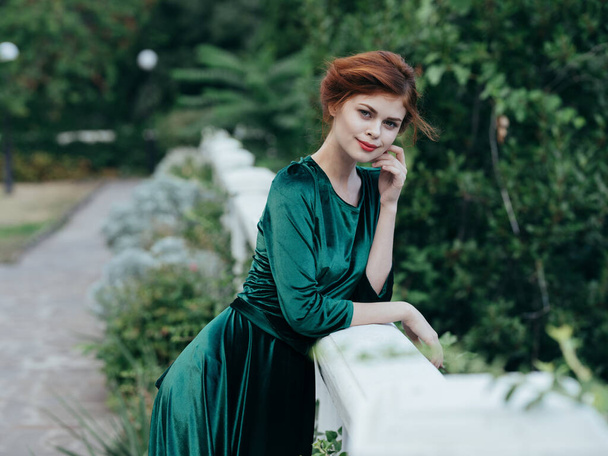 Yeşil elbiseli bir kadının portresi. Temiz hava yeşil yapraklar. - Fotoğraf, Görsel