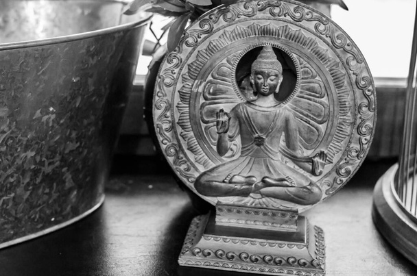 Figura de Buda sobre un fondo de círculos de bronce. Estatuilla sacra en el interior. - Foto, Imagen