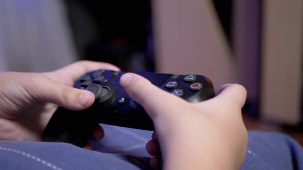 Mani bambino Gioca ai videogiochi su Joystick, Premere i pulsanti con le dita. 4K - Filmati, video