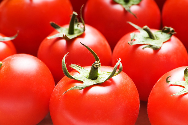kırmızı domates, market standında düzenlenen - Fotoğraf, Görsel