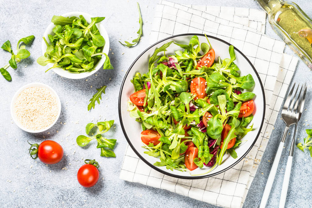 Green salad with arugula, lamb and tomatoes. - Photo, Image