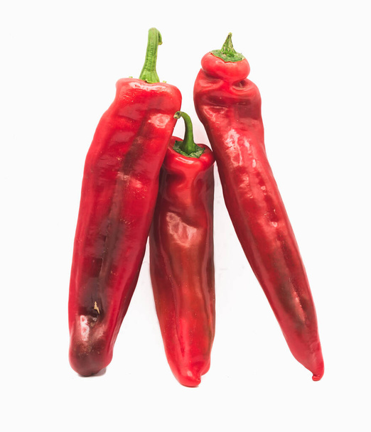 Απομονωμένες κόκκινες πιπεριές σε λευκό φόντο. Ελεύθερος χώρος αντιγραφής.  - Φωτογραφία, εικόνα