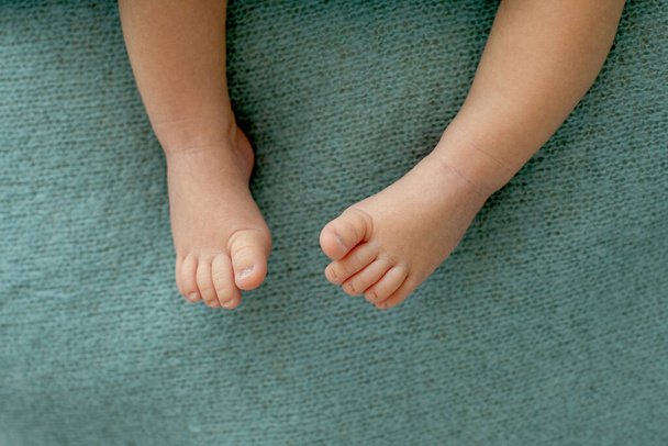 Voet van de pasgeboren baby, tederheid. kopieer ruimte in winterconcept - Foto, afbeelding