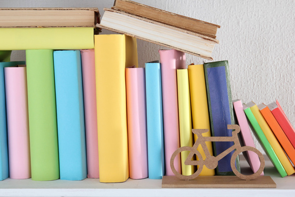 Books on shelf close-up - Foto, afbeelding