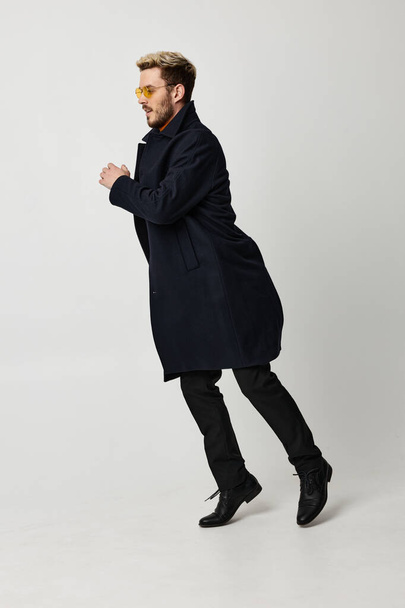 Allegro uomo occhiali alla moda cappotto studio emozioni movimento - Foto, immagini