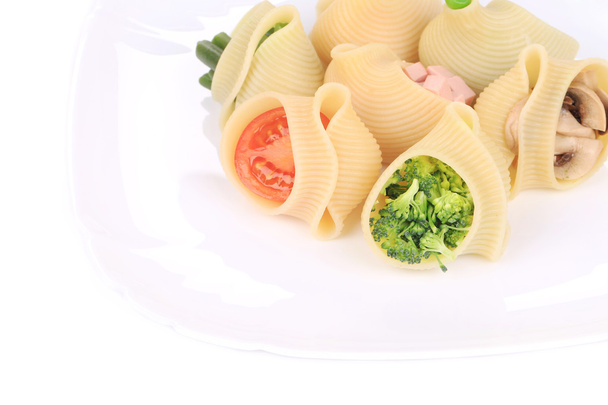 skořápky plněné těstoviny s brokolicí a žampiony. - Fotografie, Obrázek