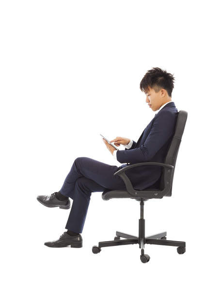 liikemies käyttäen tabletti pc tuolilla
 - Valokuva, kuva