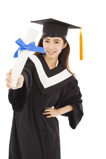 mladá žena studovaný nosit čepici a šaty drží diplom - Fotografie, Obrázek
