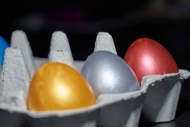 oeufs colorés de couleur nacrée pour Pâques - Photo, image
