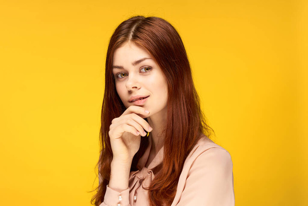 atraente mulher emoção estúdio moda recortado vista amarelo fundo - Foto, Imagem