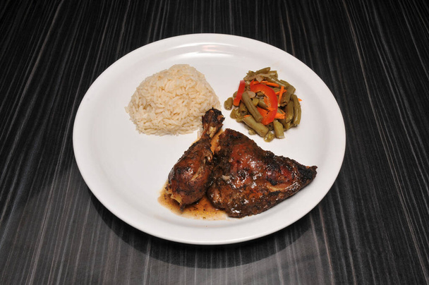Auténtica deliciosa cocina caribeña conocida como pollo tirón - Foto, imagen