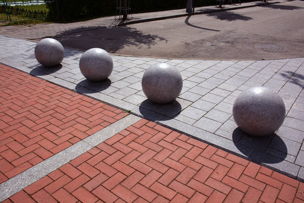 bolas de granito decorativas esferas en la acera - Foto, Imagen