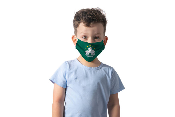 Αναπνευστήρας με σημαία του Μακάο. Λευκό αγόρι βάζει ιατρική μάσκα προσώπου απομονώνονται σε λευκό φόντο. - Φωτογραφία, εικόνα