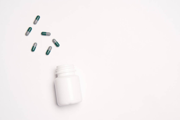 Frasco branco com pílulas em um fundo claro vista superior medicina vitaminas de saúde - Foto, Imagem