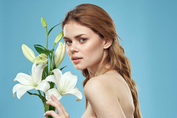 attraente signora bianco fiori blu sfondo ritratto ritagliato vista - Foto, immagini