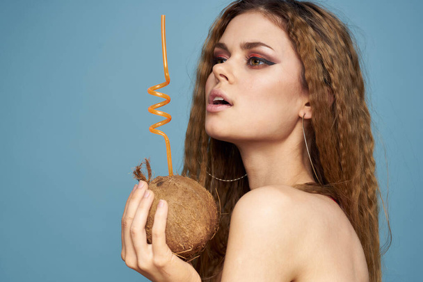 жінка з кокосовим коктейлем в руках хвилясте волосся яскравий макіяж стиль життя студія літні канікули
 - Фото, зображення