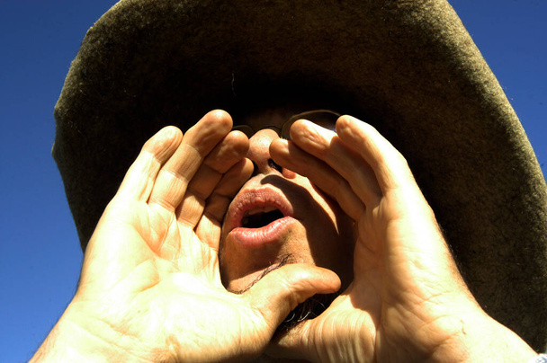 Yodeling άνθρωπος με ένα καπέλο, μπλε ουρανό, λαϊκή μουσική και παράδοση - Φωτογραφία, εικόνα