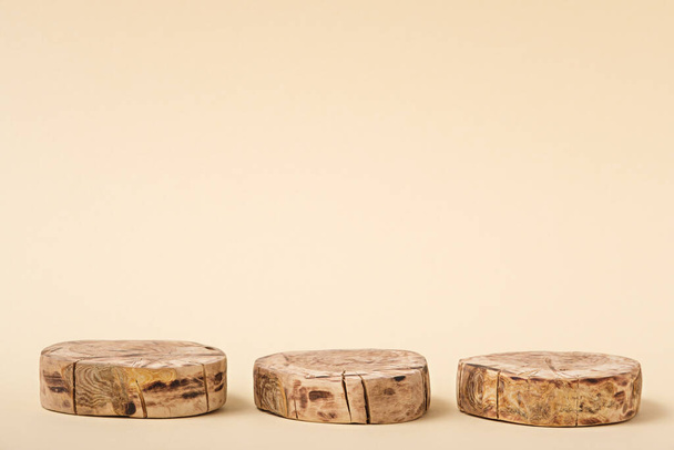 abstrakte dreikreisförmige Holzplattform auf beigem Hintergrund, Leere Vitrine zur Präsentation kosmetischer Produkte, Sockel, Attrappe, Kopierraum - Foto, Bild