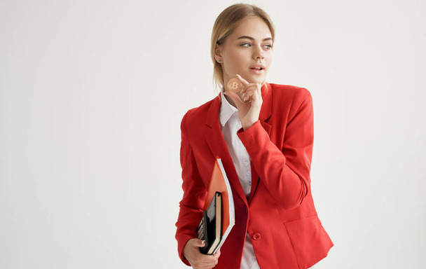 mujer en chaqueta roja criptomoneda bitcoin finanzas economía profesional comercio electrónico - Foto, imagen