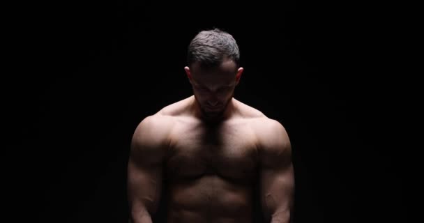 hombre musculoso posando en estudio - Metraje, vídeo